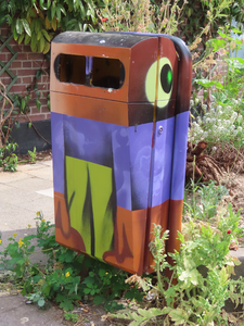 912938 Afbeelding van een beschilderde afvalbak op het eind van de Singeldwarsstraat bij de Herenweg te Utrecht.